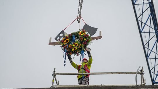 Informacje. Zawisła wiecha na budynku PSE