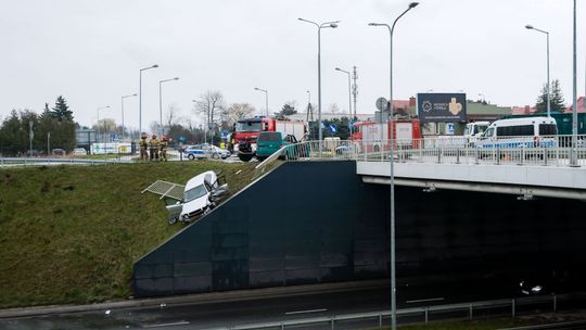 Informacje. Zderzenie dwóch aut, jedno z nich zsunęło się z wiaduktu