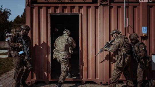 Instruktorzy 6 MBOT szkolą się ze specjalistami