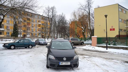 INTERWENCJE: Brakuje parkingu przed podstawówką na XV-leciu