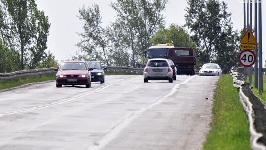 INTERWENCJE: Falująca droga przed wiaduktem