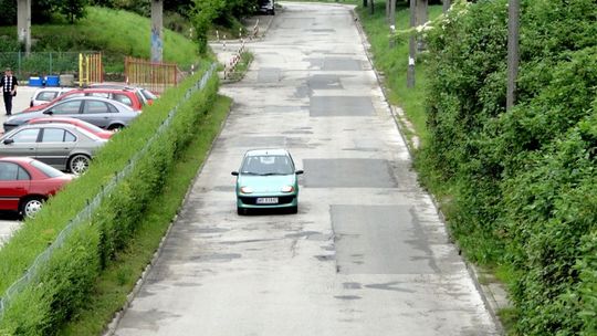 INTERWENCJE: Kierowcy czekają na nowy asfalt