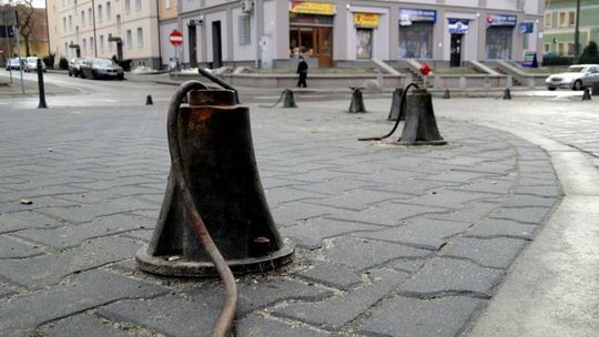 INTERWENCJE: Kto naprawi słupki przed "Budowlanką"?