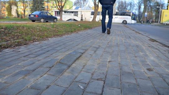 INTERWENCJE: Samochody rozjeżdzają niedawno ułożony chodnik!