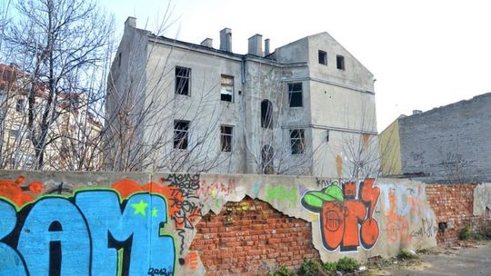 INTERWENCJE: Zaśmiecone działki w centrum miasta