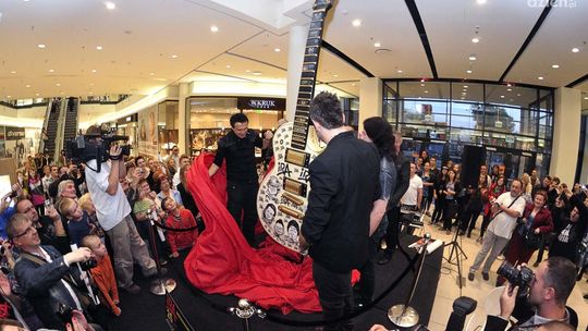 IRA, tłum fanów i... wielka gitara - ZOBACZ VIDEO