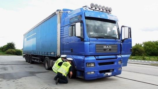 ITD. Ciężarówka z niesprawnym zawieszeniem i wyciekającymi płynami 