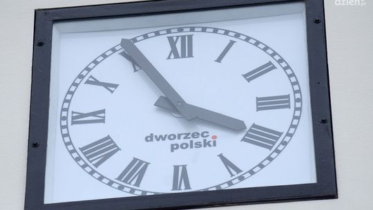 IV czy IIII? Co z tą tarczą nowego zegara na dworcu?