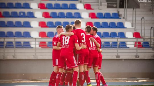 IV liga. Trzech muszkieterów walczy o awans