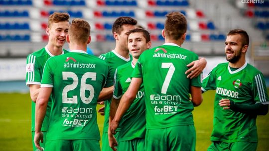 IV liga. Wpadka Pilicy, show Oskara, derby na remis