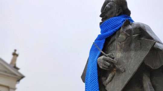 Jacek Malczewski w gustownym szaliku