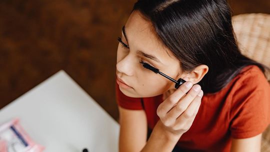 Jak dbać o cerę w okresie dojrzewania – poradnik krok po kroku