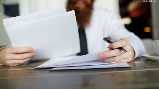 Jak długo przechowywać różne typy dokumentów w firmie?