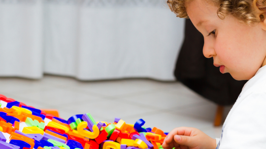 Jak dobrać zabawki do wieku dziecka? Praktyczny przewodnik dla rodziców roczniaków i dwulatków