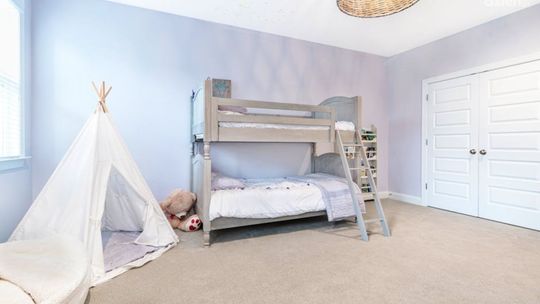 Jak dobrze wybrać łóżko piętrowe z biurkiem?