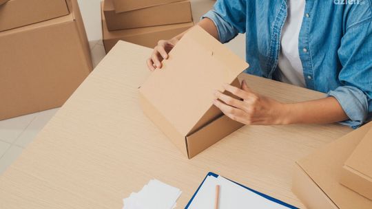 Jak dobrze zapakować paczkę do wysyłki?