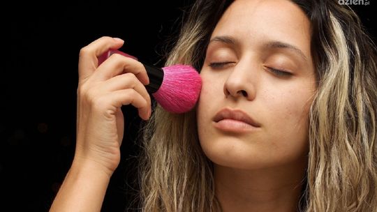 Jak dopasować podkład do twarzy?