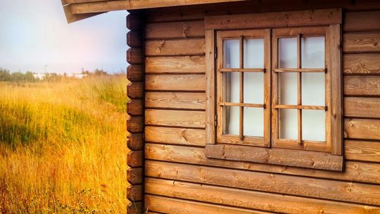Jak konserwować okna drewniane, aby służyły przez lata?
