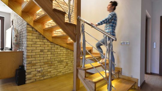 Jak kreatywnie oświetlić schody w domu?