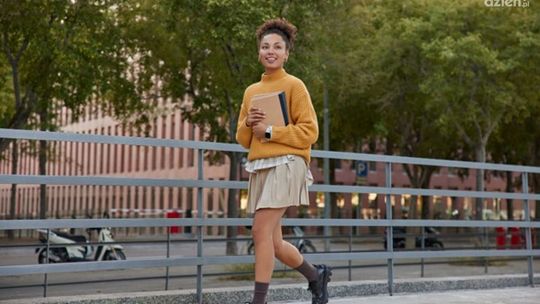 Jak nosić sweter do spódnicy?