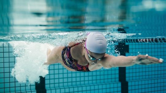 Jak pływanie na basenie wpływa na zdrowie? Poznaj długoterminowe korzyści dla ciała i umysłu Jak pływanie na basenie wpływa na zdrowie? Poznaj długoterminowe korzyści dla ciała i umysłu