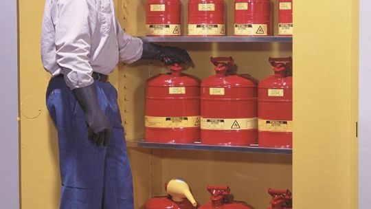 Jak prawidłowo przechowywać ciecze palne?