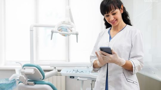 Jak profesjonalne konsultacje stomatologiczne online w cyfrowej medycynie pomagają pacjentom?