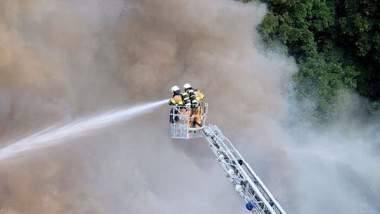 Jak radzić sobie ze skomplikowanymi pożarami? Poznaj niezbędny sprzęt do skutecznych akcji gaśniczych!
