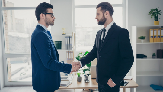 Jak reagować na propozycję pracy przez headhuntera, czy można z nim negocjować?