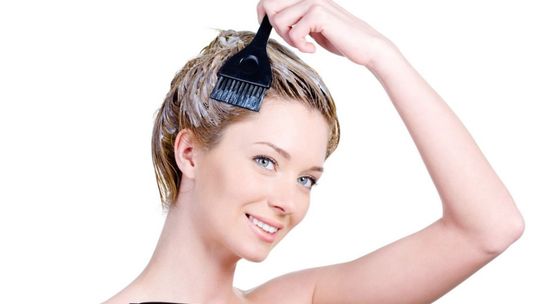 Jak rozjaśnić włosy? Zestawienie najlepszych rozjaśniaczy do włosów