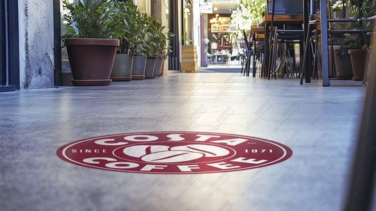 Jak skutecznie oznaczyć przestrzeń sklepu? Naklejki firmowe i podłogowe w praktyce