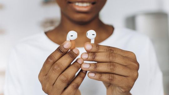 Jak słuchawki dokanałowe ewoluowały, od kabli do bezprzewodowej wolności?