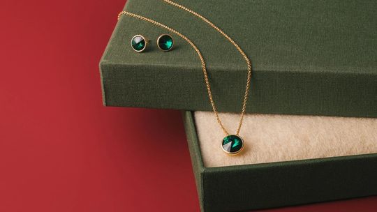 biżuteryjne duety z naszyjnikami i kolczykami