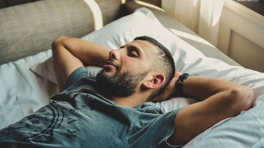 Jak ułatwić sen seniorowi z bólami kręgosłupa?