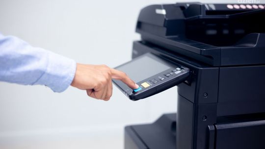 Jak wybrać drukarkę laserową do biura?