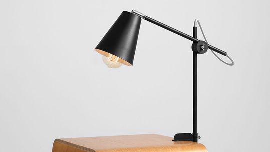Jak wybrać lampkę na biurko?