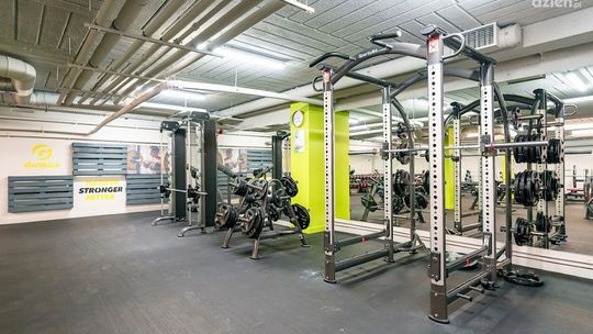 Jak wybrać najlepsze maszyny izotoniczne do siłowni?