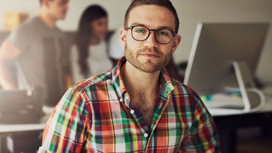 Jak wybrać oprawki okularowe? Poradnik dla mężczyzn