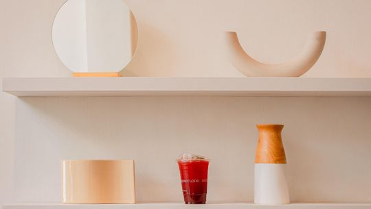 Jak wybrać półki na ścianę do nowoczesnego wnętrza? Przegląd najmodniejszych trendów