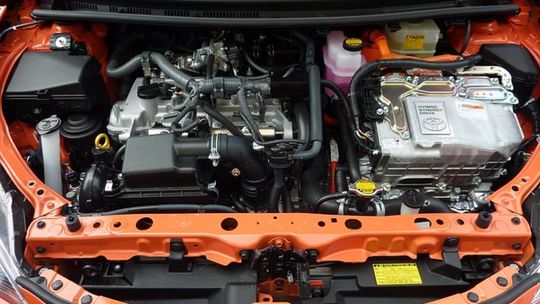 Jak wymienić akumulator? Awaryjna wymiana akumulatora w Warszawie