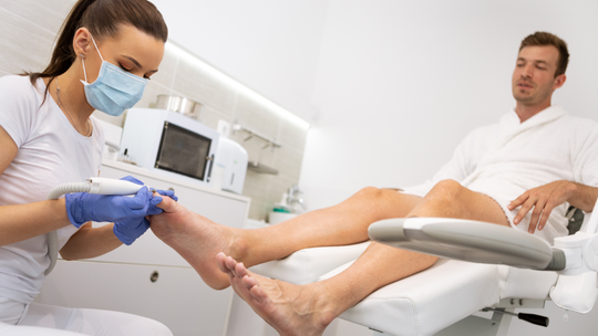 Jak wyposażenie gabinetu podologicznego podnosi standard Twoich usług?