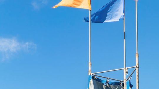 Jak wyróżnić się na targach i eventach? Flagi i maszty w roli głównej