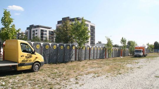 Jak zapewnić odpowiednie warunki sanitarne na dużych imprezach plenerowych?