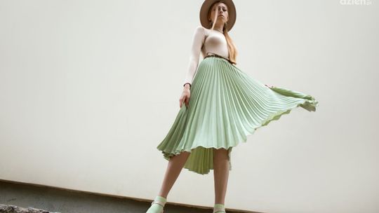 Jaką bluzkę założyć do plisowanej spódnicy?