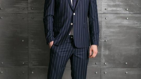 Eleganckie garnitury ślubne klasyczne garnitury