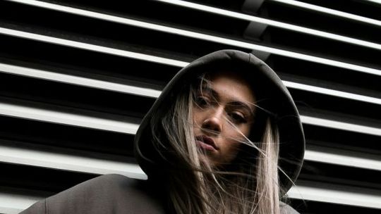 Jaki model bluzy warto mieć w kobiecej garderobie? Jaki model bluzy warto mieć w kobiecej garderobie?