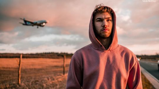 Jakie bluzy męskie są modne?