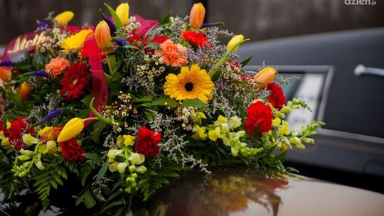 Jakie kwiaty na pogrzeb młodej osoby?