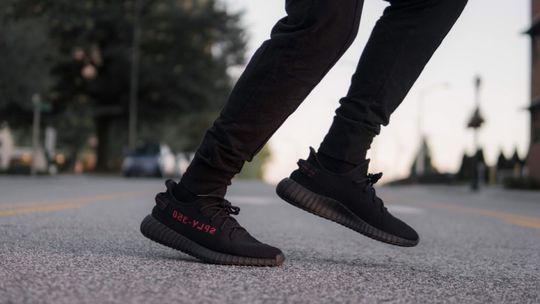 Jakie męskie spodnie sprawdzą się w lato?