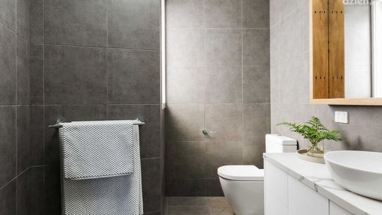 Jakie płytki wybrać do małej, a jakie do dużej łazienki? Poradnik zakupowy